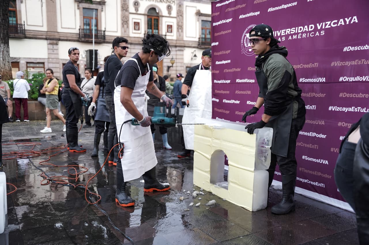 Motosierras, hielo y arte; universitarios esculpen en vivo en el Centro de Morelia
