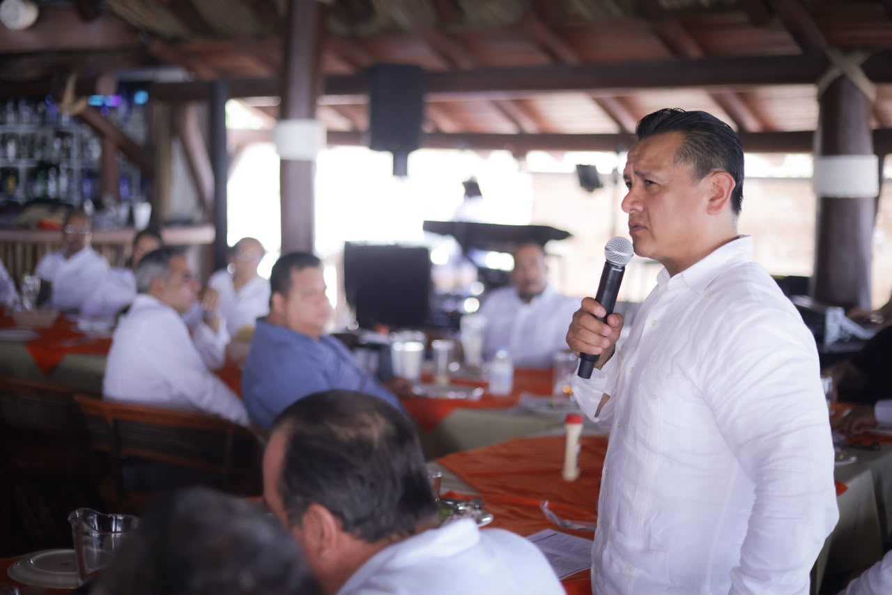 Torres Piña recoge demandas de sectores productivos en gira por Lázaro Cárdenas