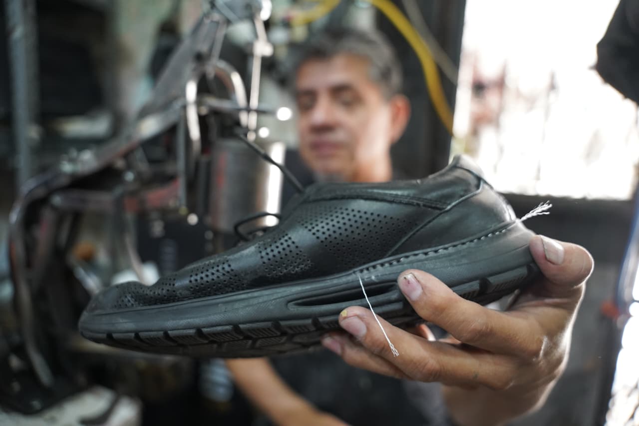 El arte de revivir suelas: 40 años de la Renovadora de Zapatos Rojas