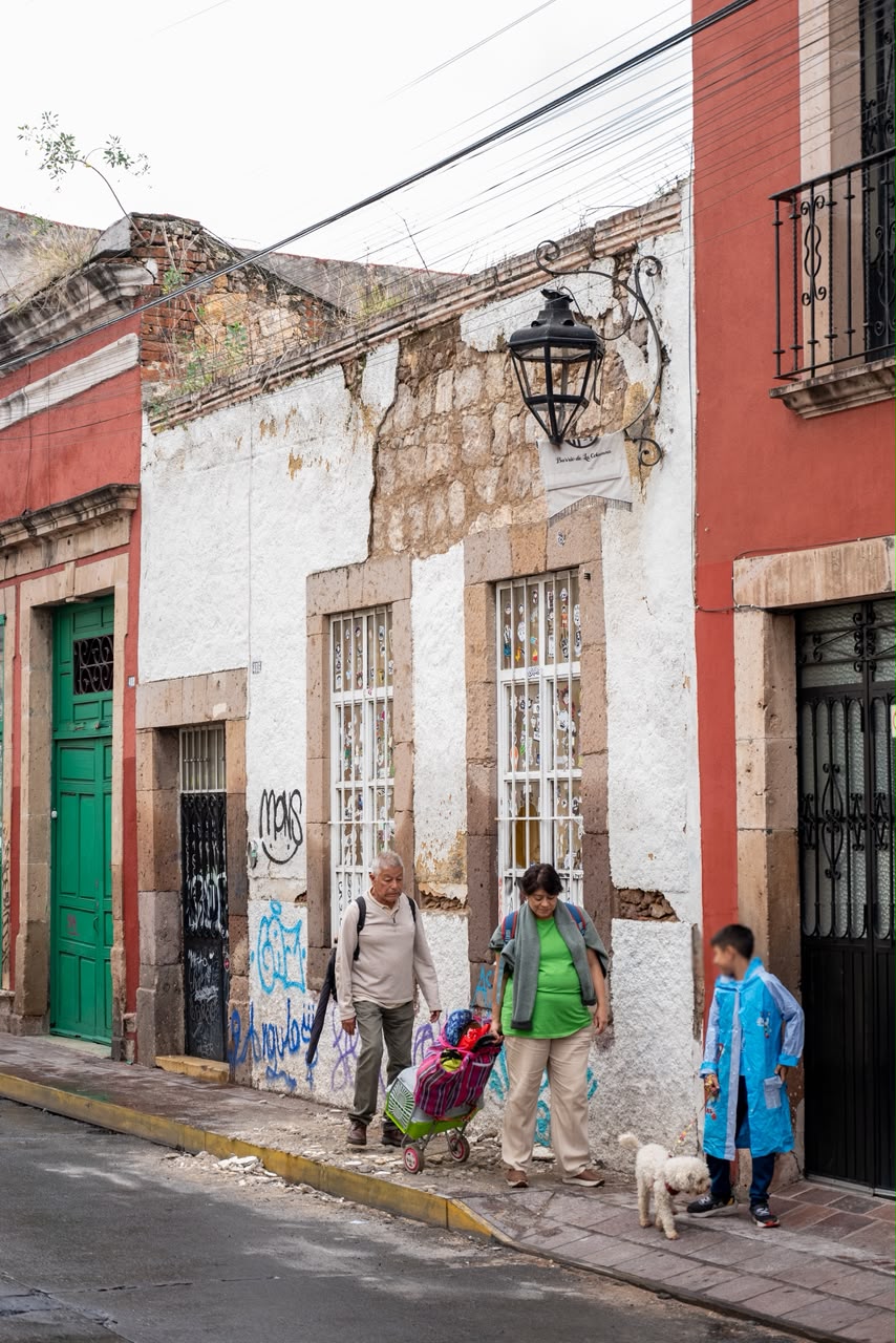 Crece riesgo en Centro de Morelia; desprendimientos en fachada de casona