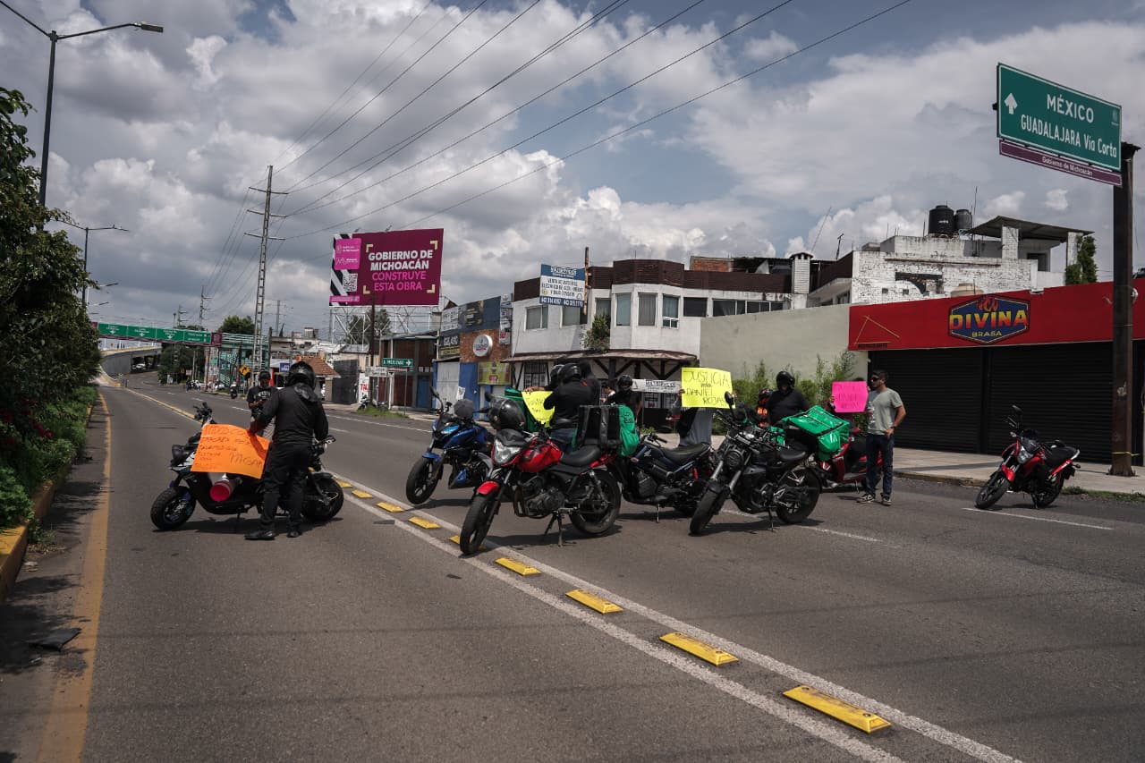 Moto repartidores bloquean el Libramiento de Morelia tras muerte de compañero