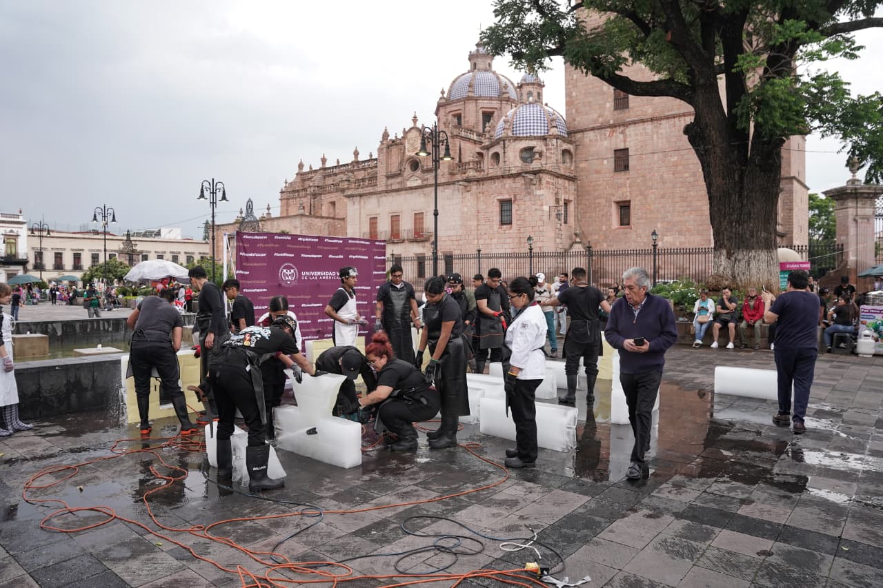 Motosierras, hielo y arte; universitarios esculpen en vivo en el Centro de Morelia