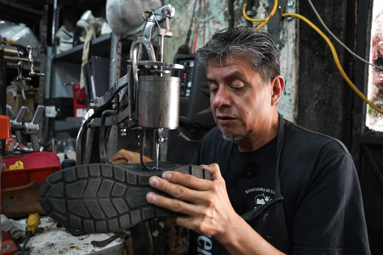 El arte de revivir suelas: 40 años de la Renovadora de Zapatos Rojas