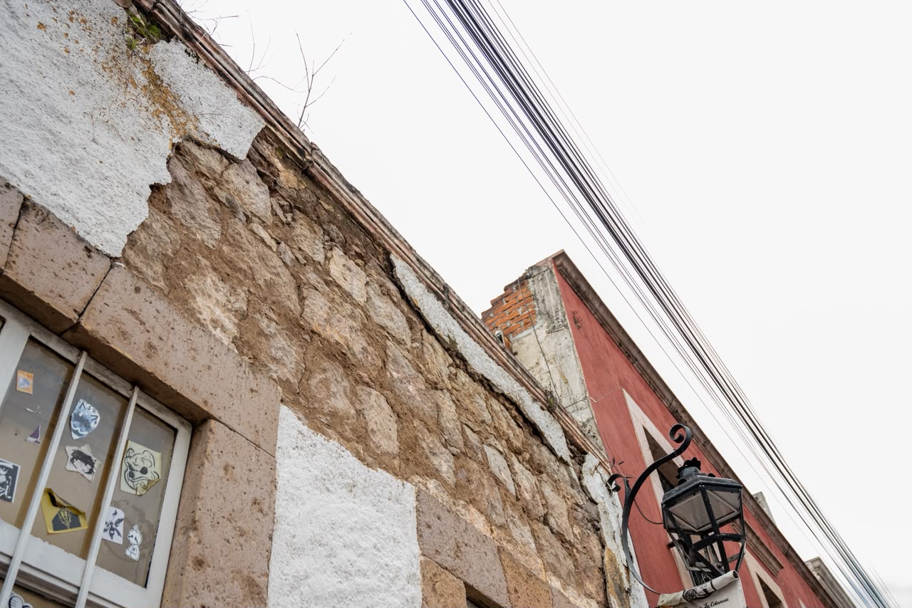 Crece riesgo en Centro de Morelia; desprendimientos en fachada de casona