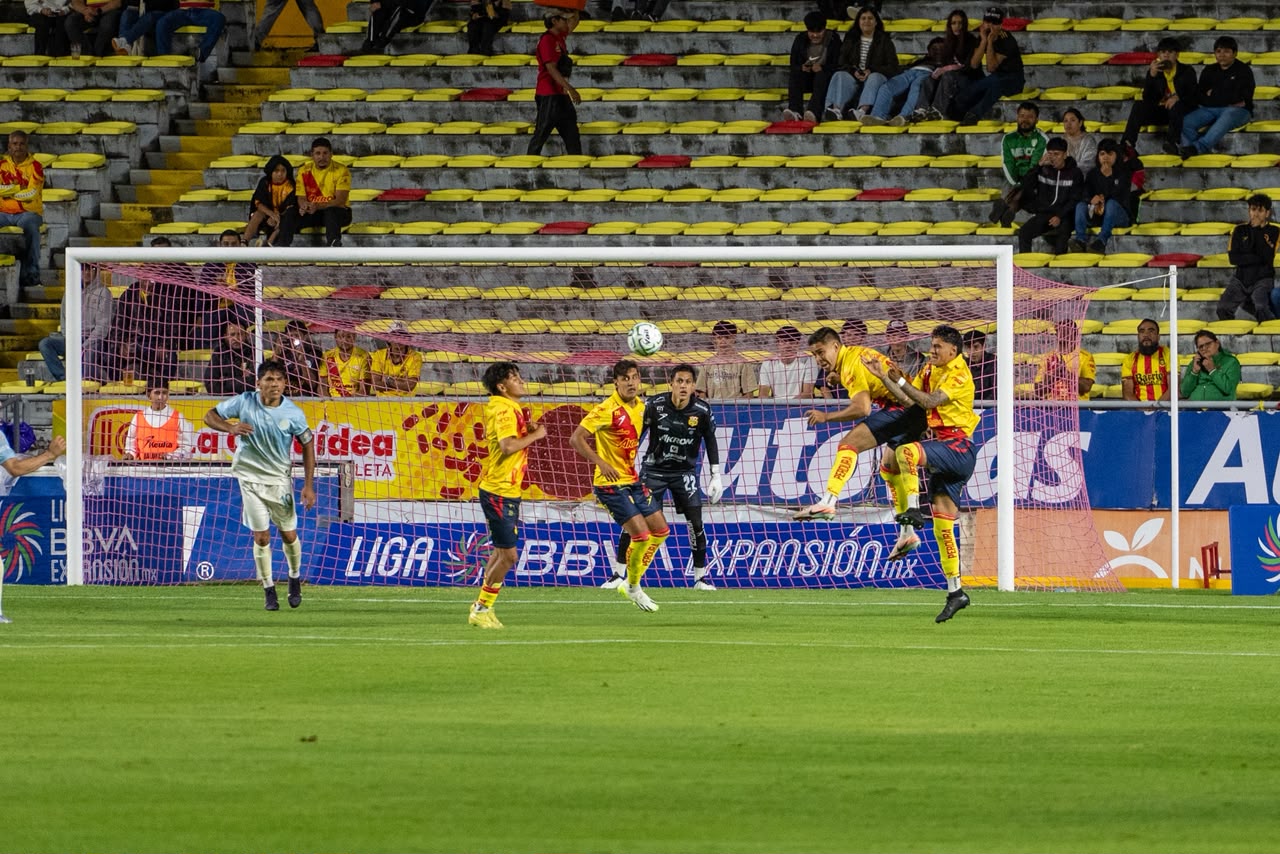 Canarios remontan y vencen a Cancún en emocionante debut