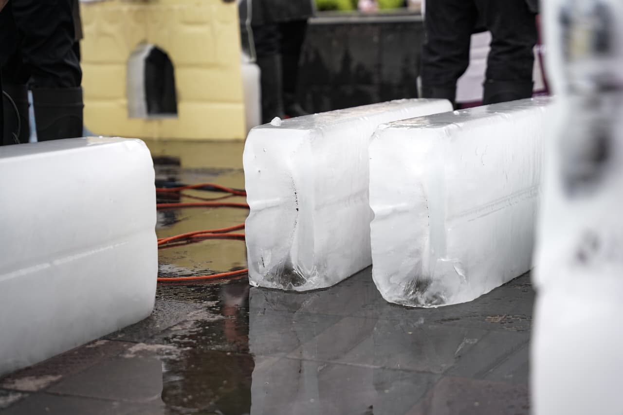Motosierras, hielo y arte; universitarios esculpen en vivo en el Centro de Morelia
