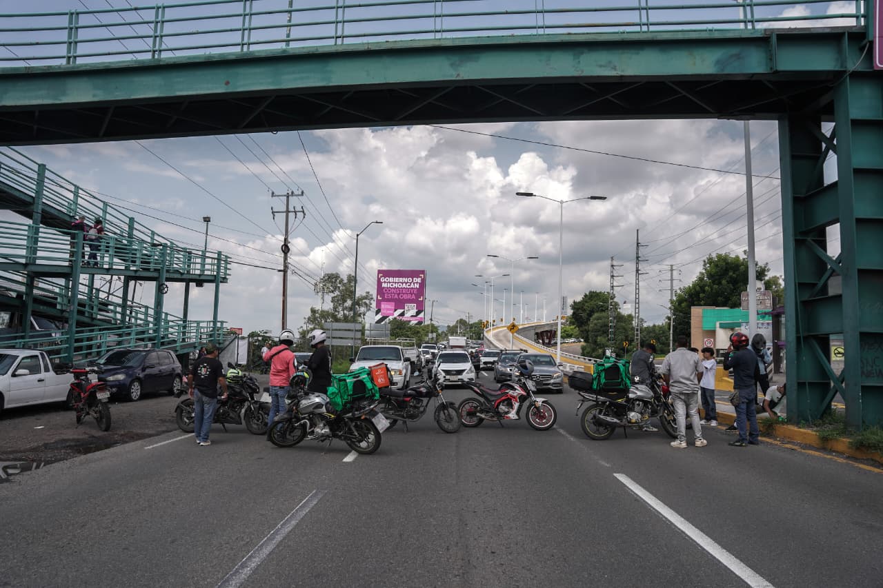 Moto repartidores bloquean el Libramiento de Morelia tras muerte de compañero