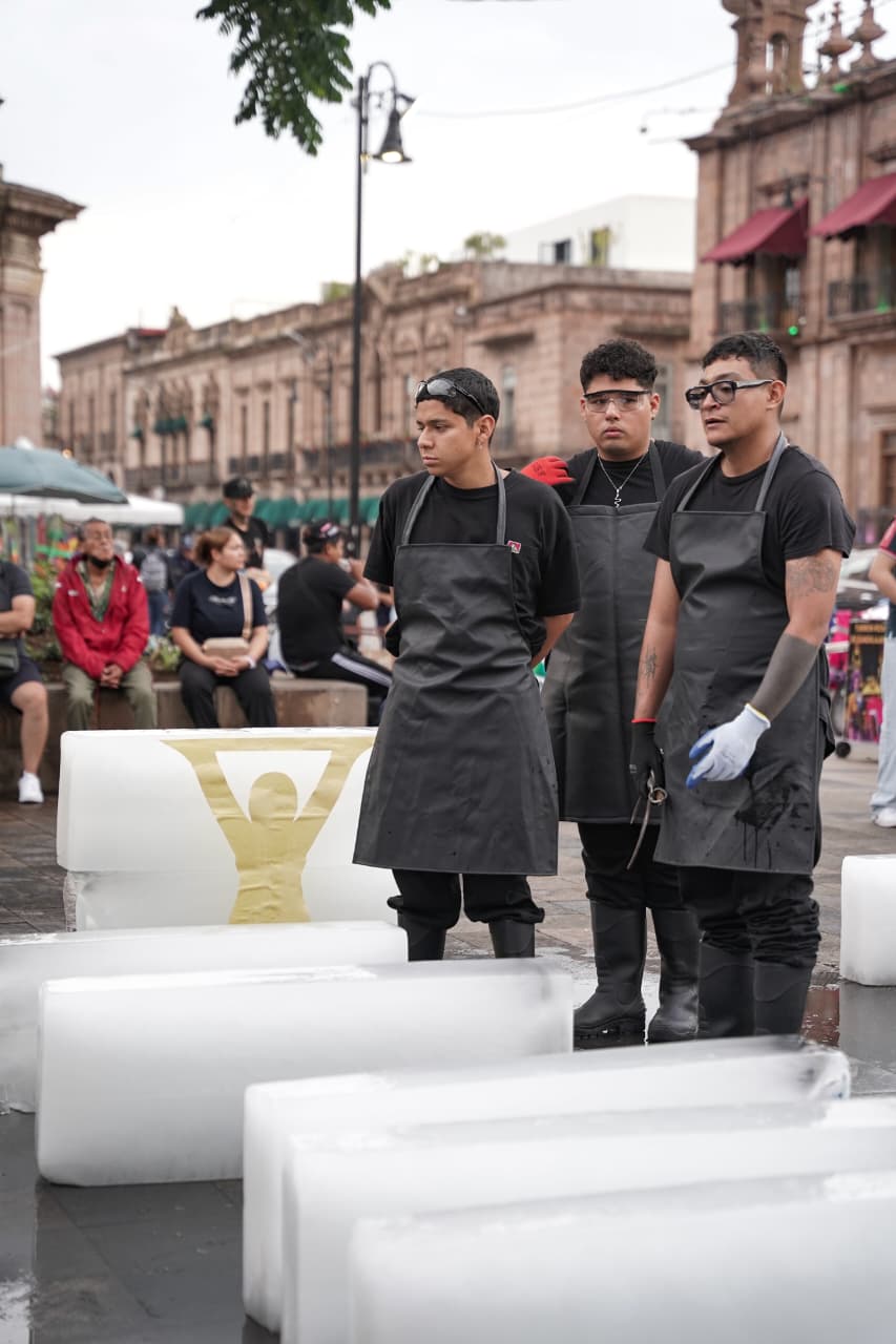 Motosierras, hielo y arte; universitarios esculpen en vivo en el Centro de Morelia