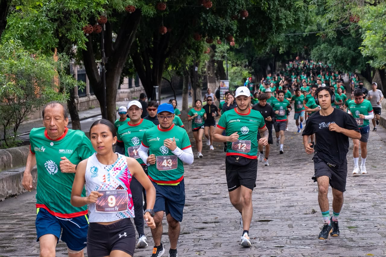 Más de 300 corredores celebran el 32 aniversario de la UDEM