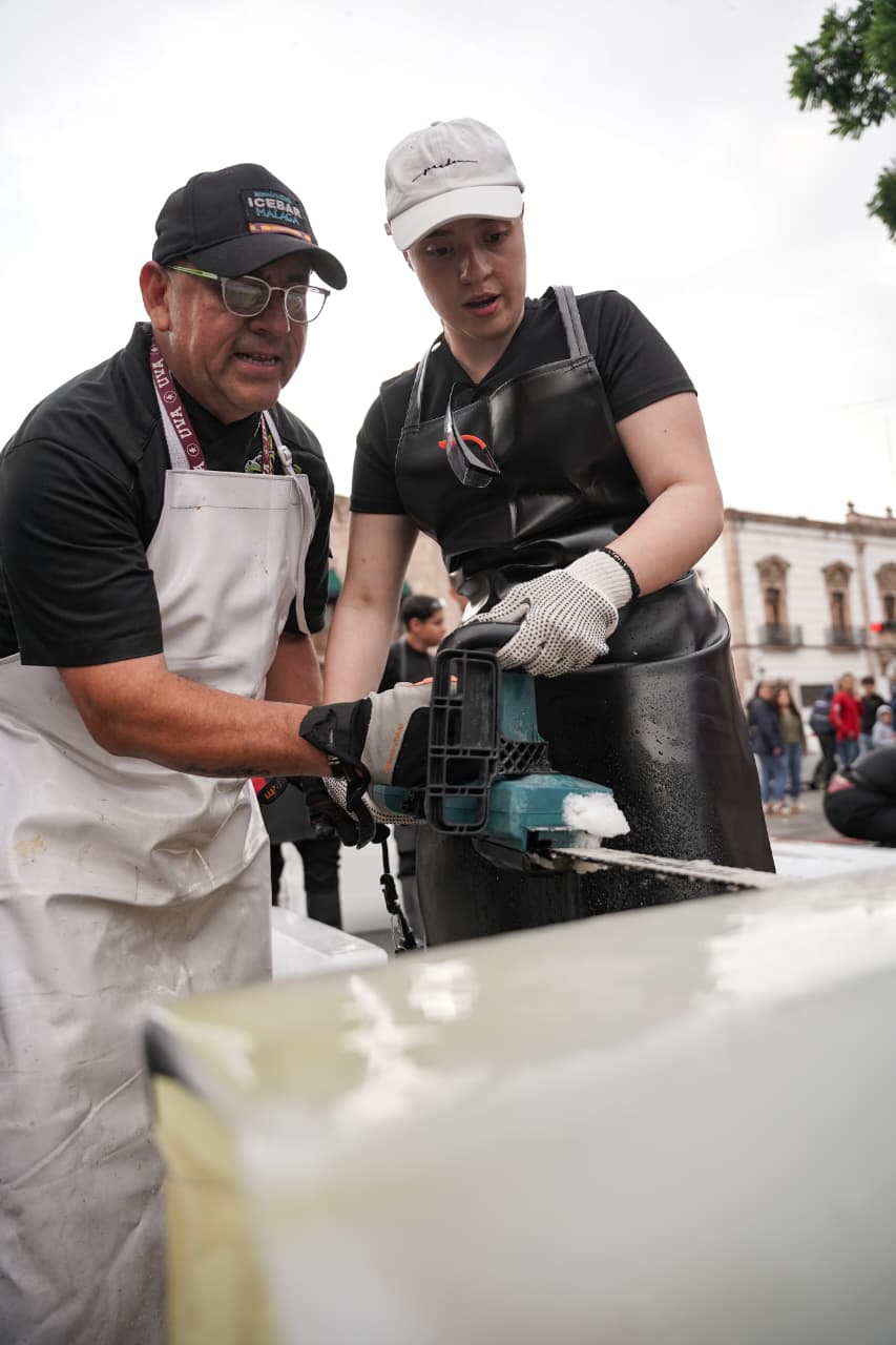Motosierras, hielo y arte; universitarios esculpen en vivo en el Centro de Morelia