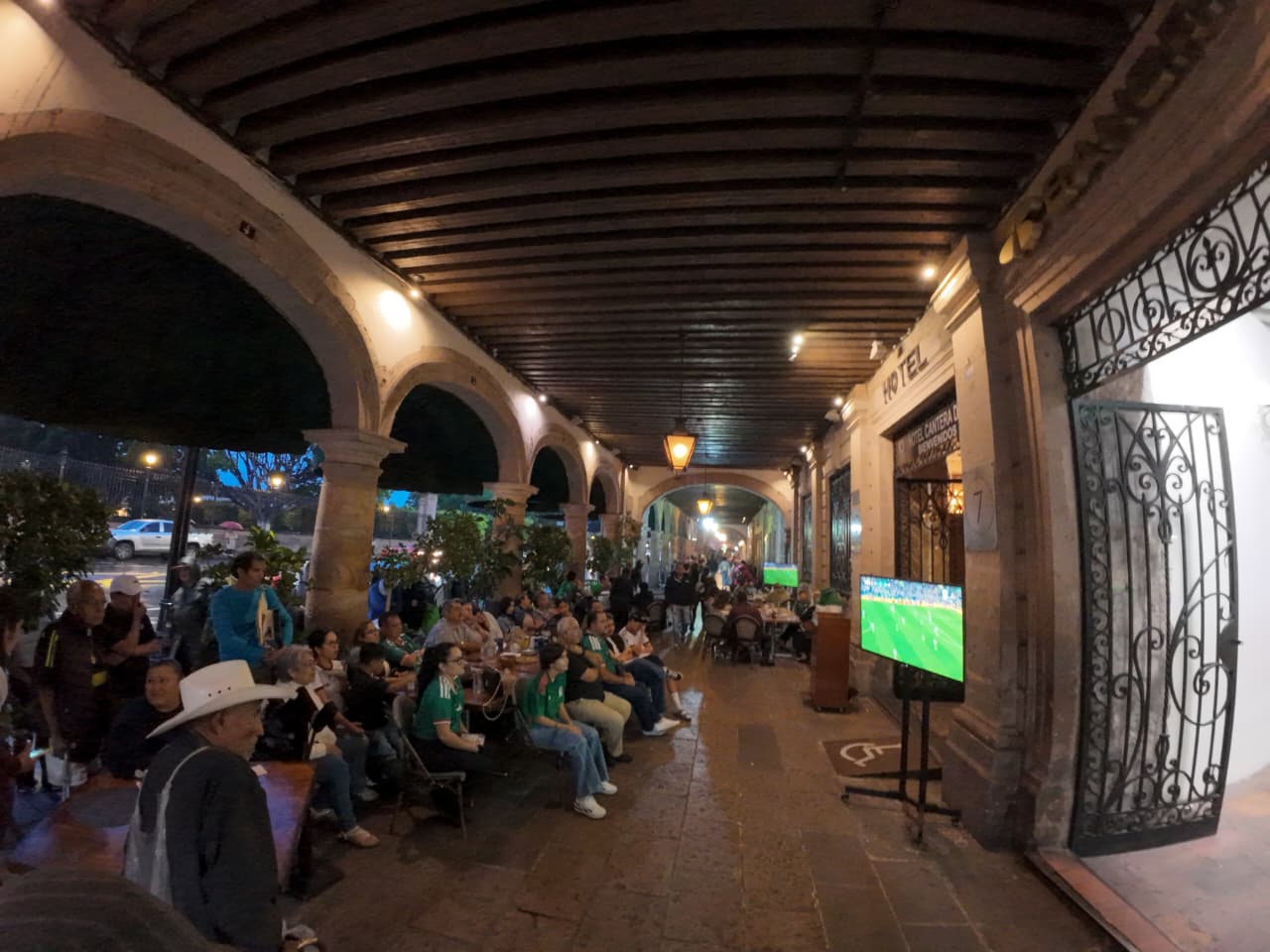 Un gol de México devuelve la ilusión a la afición en los portales de Morelia