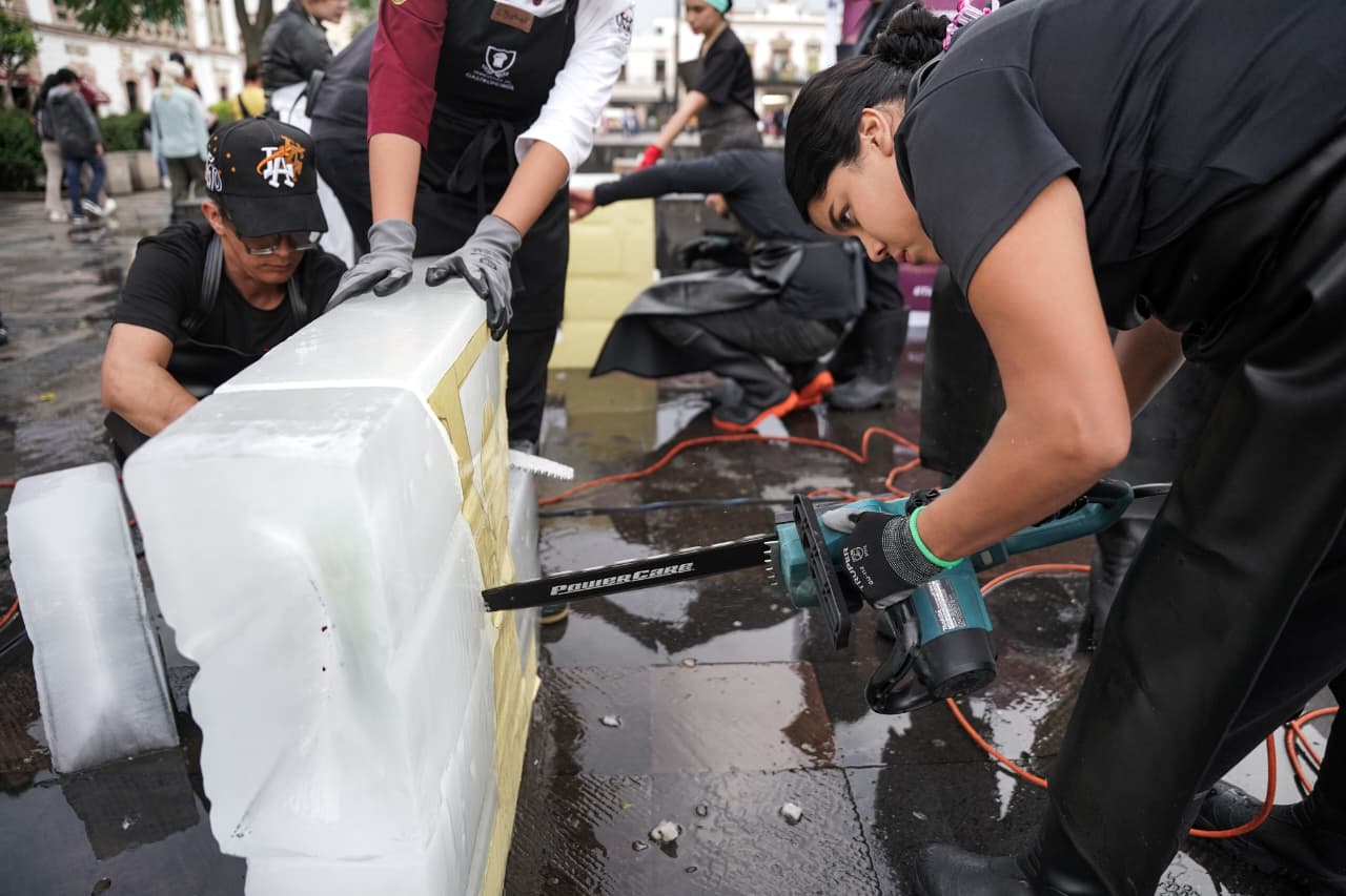 Motosierras, hielo y arte; universitarios esculpen en vivo en el Centro de Morelia