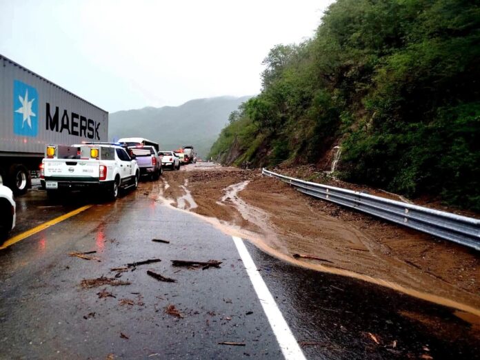 Deslave obliga a cierre de la autopista Siglo XXI