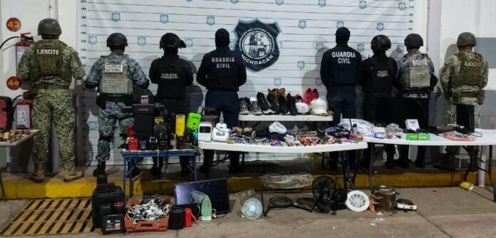 Decomisan dispositivos electrónicos, droga y otros objetos en penal