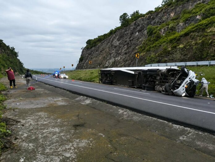 Vuelca tráiler en la autopista México-Guadalajara Vuelca tráiler en la autopista México-Guadalajara