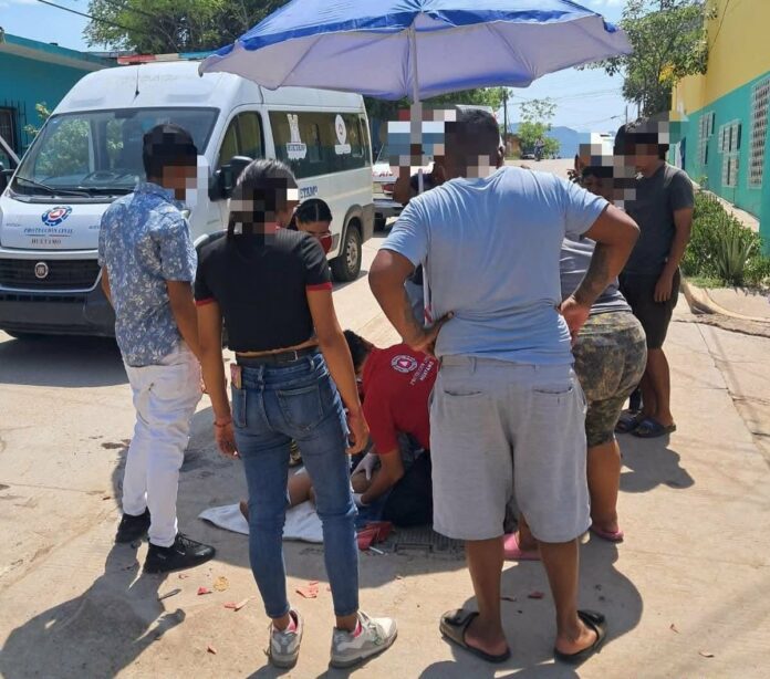 Choque de moto deja dos adolescentes heridos en Huetamo