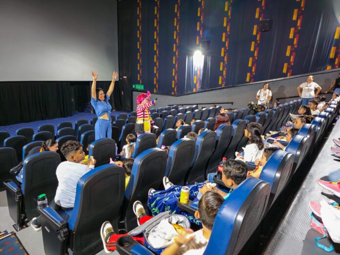 Infancias Disfrutan de Función de Cine en Curso del DIF LZC