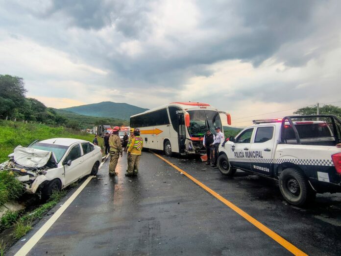 Colisiona autobús de pasajeros y automóvil en Ixtlán