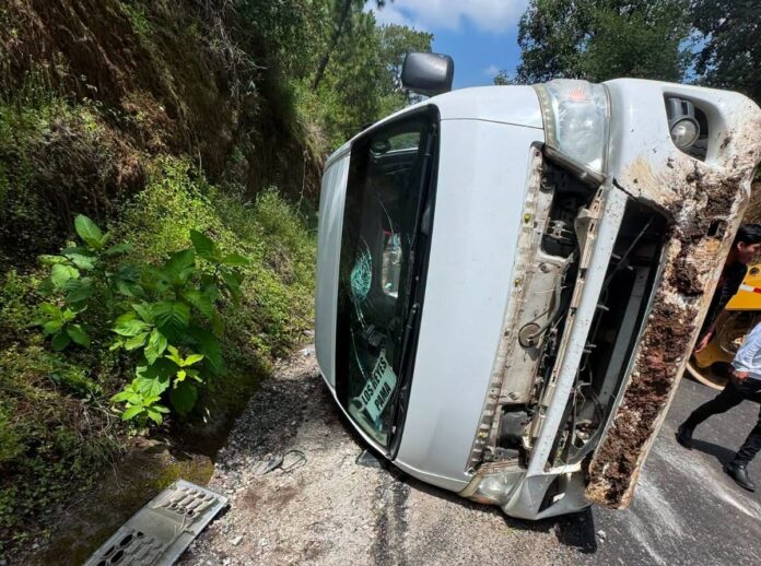 Choque entre combi y camioneta deja varios lesionados, Los Reyes