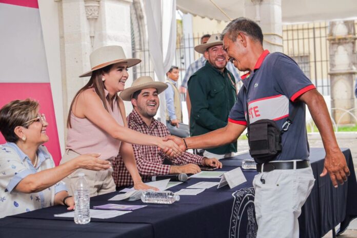 Gobierno de Uruapan entrega apoyos médicos y deportivos