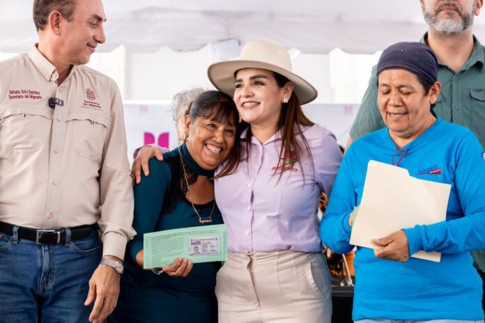 Entregan visas del programa refami a adultos mayores en Uruapan