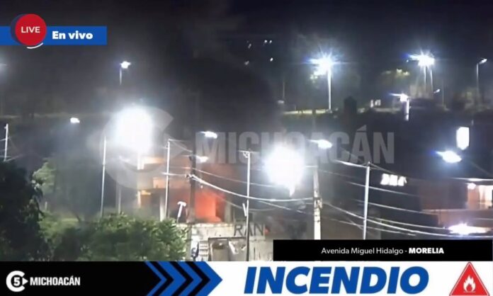 Arde domicilio en la colonia Centenario, Morelia