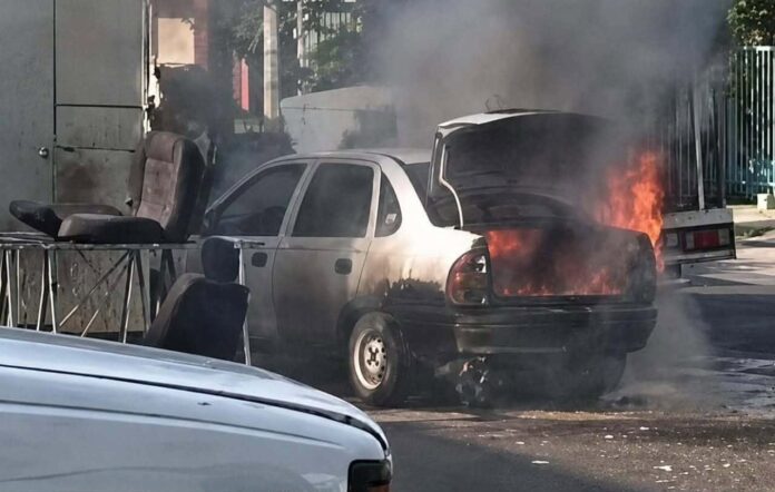 Arde vehículo en la colonia Leandro Valle