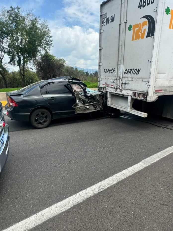 Auto choca contra retaguardia de tractocamión en Morelia