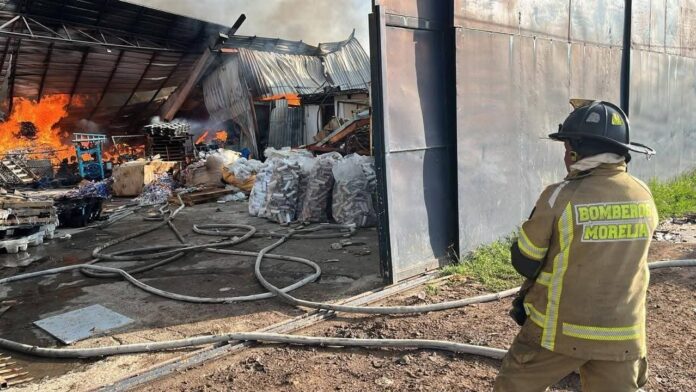 Bomberos controlan incendio en fábrica, Morelia