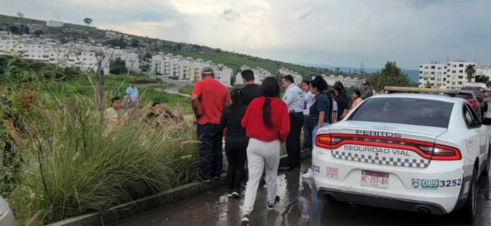 Camioneta cae a canal pluvial en Villas Oriente, Morelia