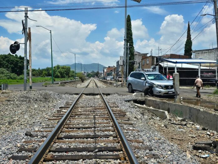 Vehículo es alcanzado por el tren de Morelia