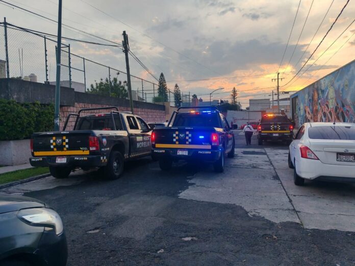 Detienen a 2 presuntos robacarros tras persecución en Morelia