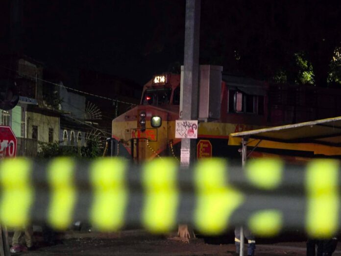 Niño cae a las vías mientras cruzaba con su madre, Morelia