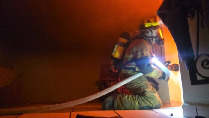 Bomberos combaten incendio de domicilio en Morelia