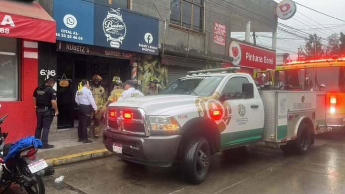 Sofocan incendio en barbería de Morelia
