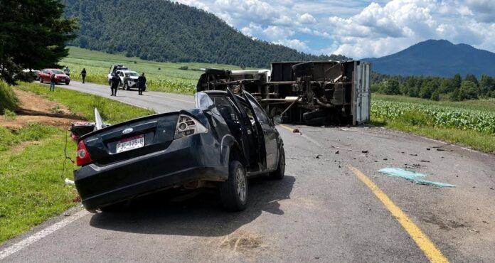 Dos hombres fallecen tras choque y volcadura, en Paracho Dos hombres fallecen tras choque y volcadura, en Paracho