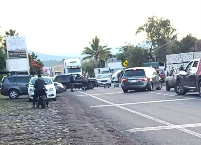 Bloquean carretera Los Reyes – Peribán por menor desaparecida