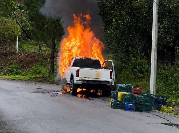 Camioneta con aguacate arde en llamas por Tancítaro Camioneta con aguacate arde en llamas por Tancítaro