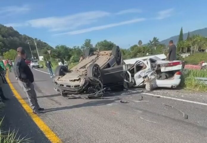 Choque y volcadura deja 4 lesionados, en la Siglo XXI