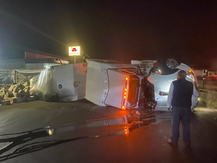Tractocamión se accidenta sobre la Morelia-Salamanca