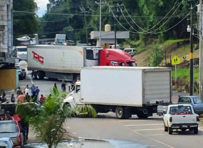 Bloquean carretera para exigir localización de desaparecido