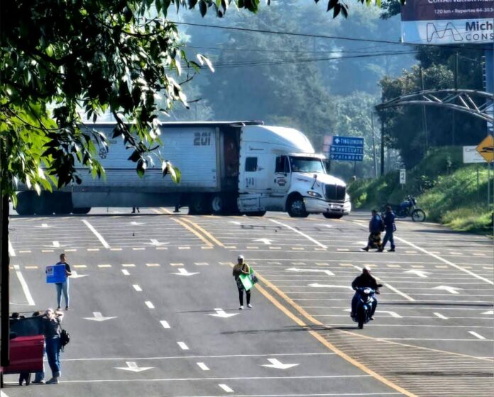 Bloquean carretera en Tocumbo, exigen la localización de Jesús Ramírez Pulido