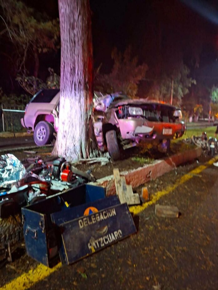 El choque contra un árbol sobre la Pátzcuaro-Quiroga dejó siete lesionados, tres de ellas prensadas al interior de la unidad, informaron fuentes de rescate.