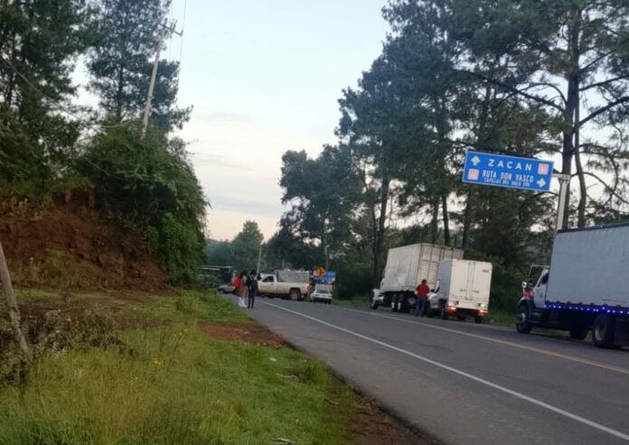 Bloquean la Uruapan-Los Reyes tras detención de un habitante Bloquean la Uruapan-Los Reyes tras detención de un habitante