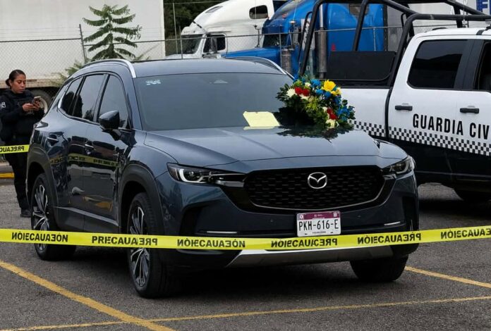 Dejan amenaza de muerte en vehículo de activista, Uruapan