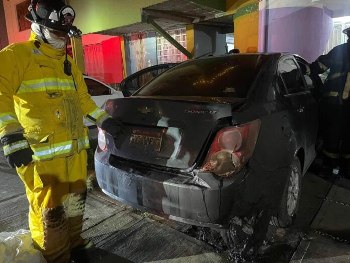 Incendian automóvil durante la madrugada en Uruapan Incendian automóvil durante la madrugada en Uruapan
