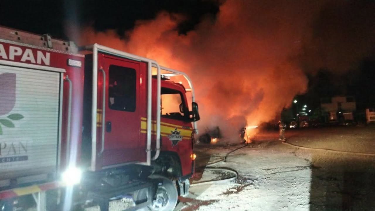 Incendio consume 3 camiones en Central de Abastos de Uruapan
