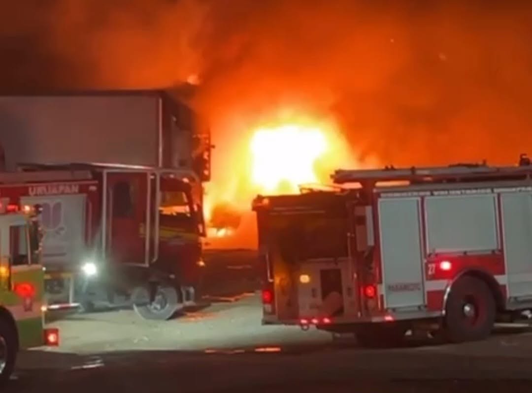 Incendio consume 3 camiones en Central de Abastos de Uruapan