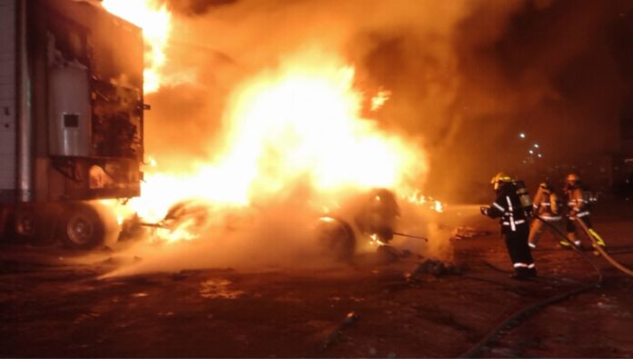 Incendio consume 3 camiones en Central de Abastos de Uruapan