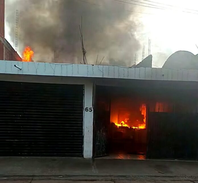 Incendio consume vivienda en Uruapan Incendio consume vivienda en Uruapan